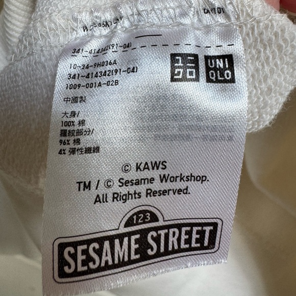 Uniqlo x Kaws Sesame Street Unisex Cream Crewneck Sweatshirt. Size XS - Picture 6 of 6